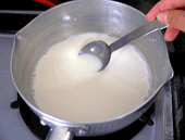 鍋に牛乳と生クリームに砂糖を入れ火をかけ砂糖が溶けたら火を止める。