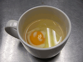 卵液（卵と水を合わせて１００ｍｌ）を耐熱容器に入れ、レンジで３０秒ほど温める。