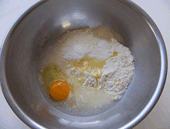 ボールに強力粉、砂糖、ドライイースト、①の卵液と塩と溶かしバターを入れ混ぜ合せる